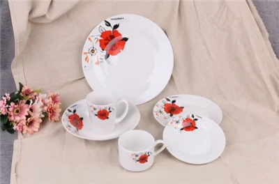 Porcelánový riad s farebnými nálepkami