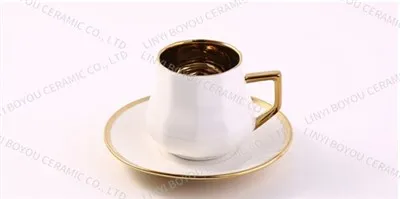 Existujú nejaké biele súpravy šálok s podšálkou s vhodnou kanvicou na čaj?